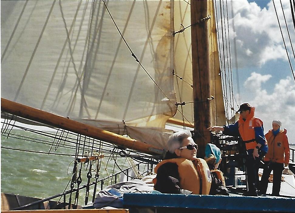 Foto: Gäste auf einem Plattbodenschiff hissen die Segel und sonnen sich an Deck.Foto: S. Hahn