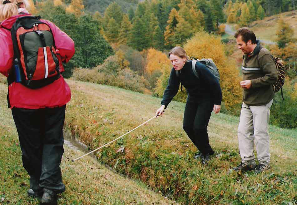  Foto: Ein blinder Wanderer kurz vor dem Sprung